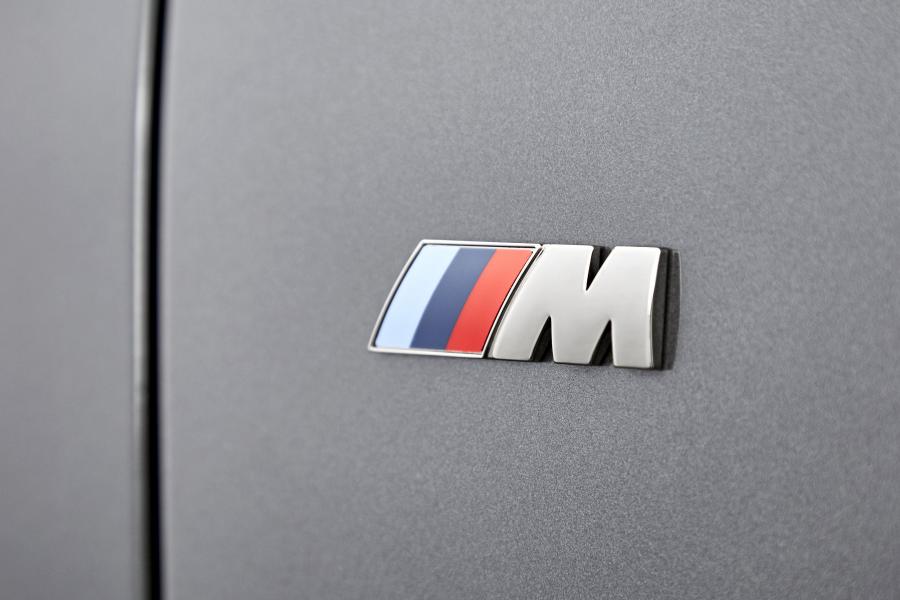 Логотип BMW M240i xDrive Coupe 2017 года  (WW) (фото 100 из 116)